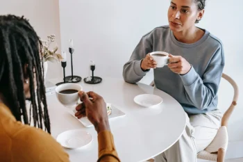 Man en vrouw aan de tafel drinken koffie
