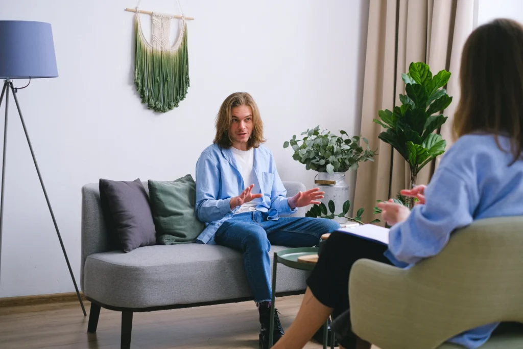 Man-bank-gesprek-vrouw-therapeut