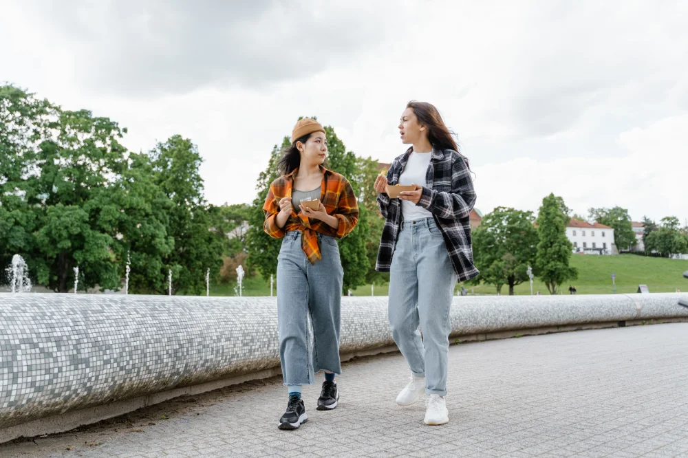 Twee-vrouwen-lopen-op-straat-kletsen-met-elkaar